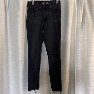 Black Old Navy Rockstar skinny jeans. Size 8.